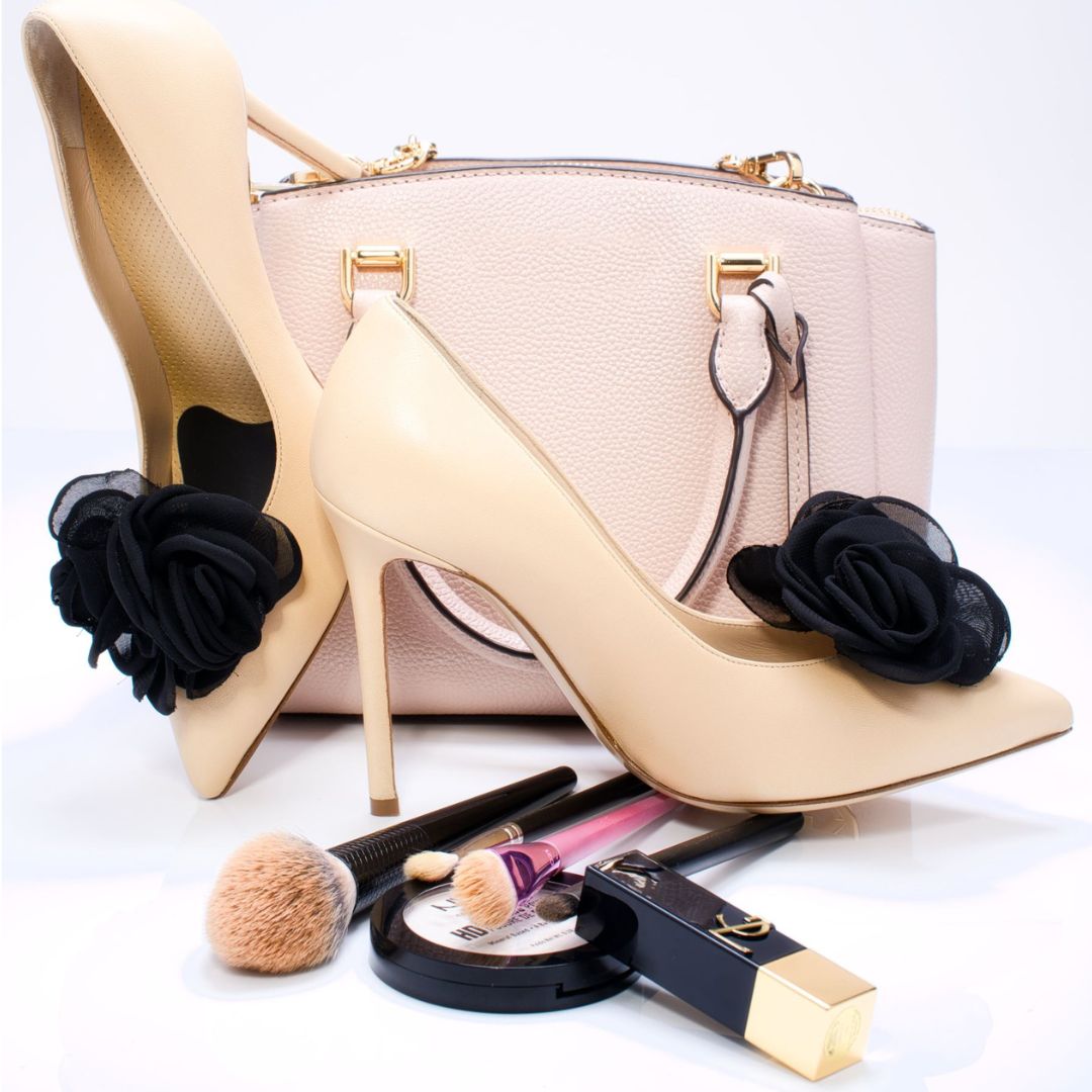 Gloriellas Stilettos Harmonie beige Pumps bequeme High Heels beige hohe Schuhe kombiniert mit schwarzen Schuhclips in Blütenform