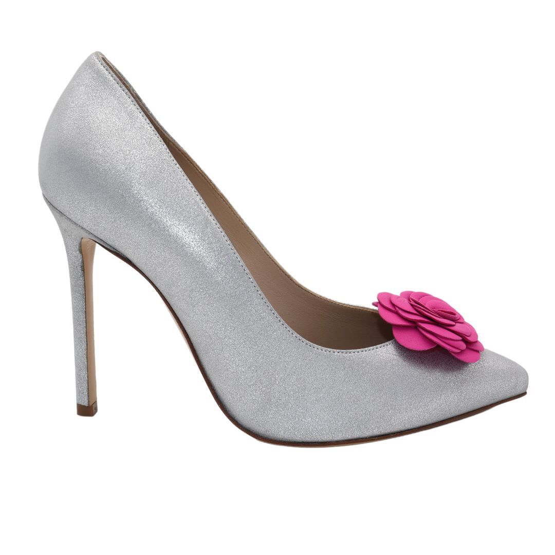 Gloriellas Schuhclip Pink Camelita Blütenform aus echtem pinken Leder und silberne High Heels