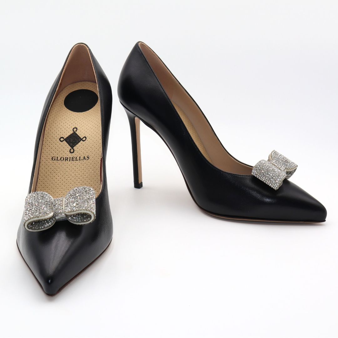 Gloriellas Schuhclips Glam Diva silberne Glitzerschleife Schuhaccessoire mit schwarzen Pumps