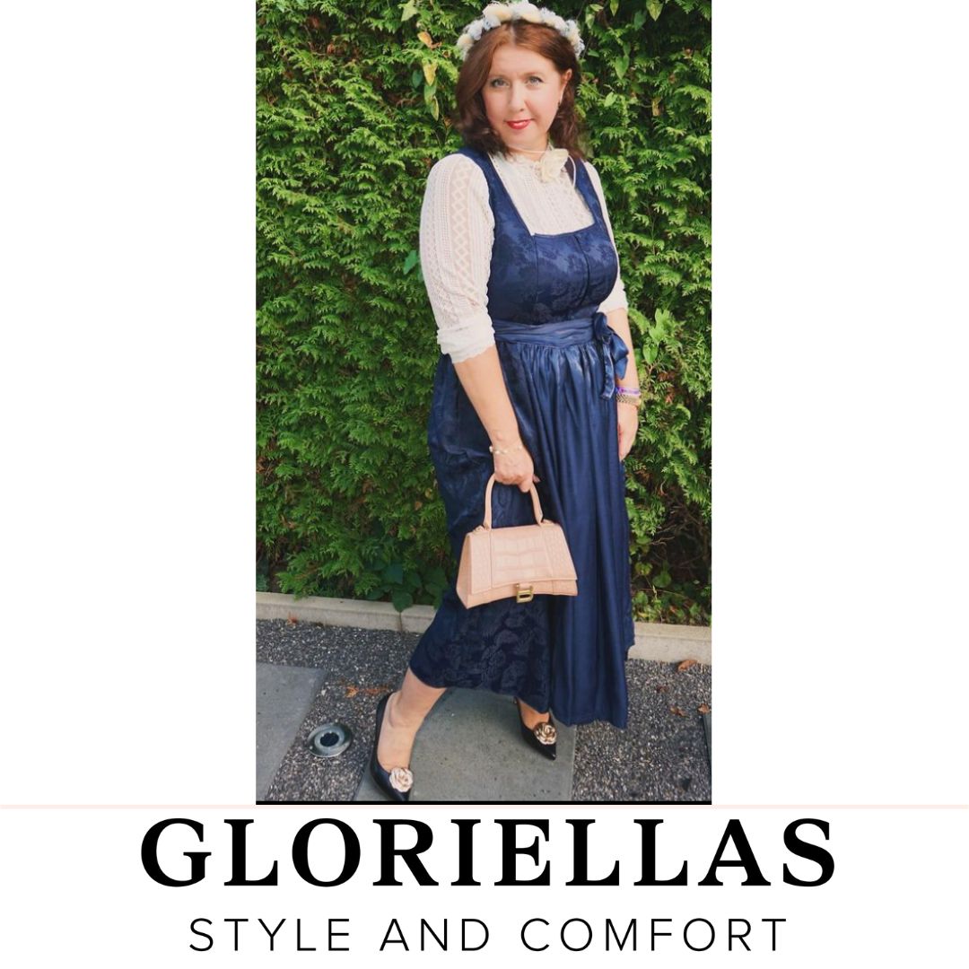 Gloriellas Schuhclips Golden Camelita in Blütenform aus echtem Leder in gold mit schwarzen High Heels und Dirndl