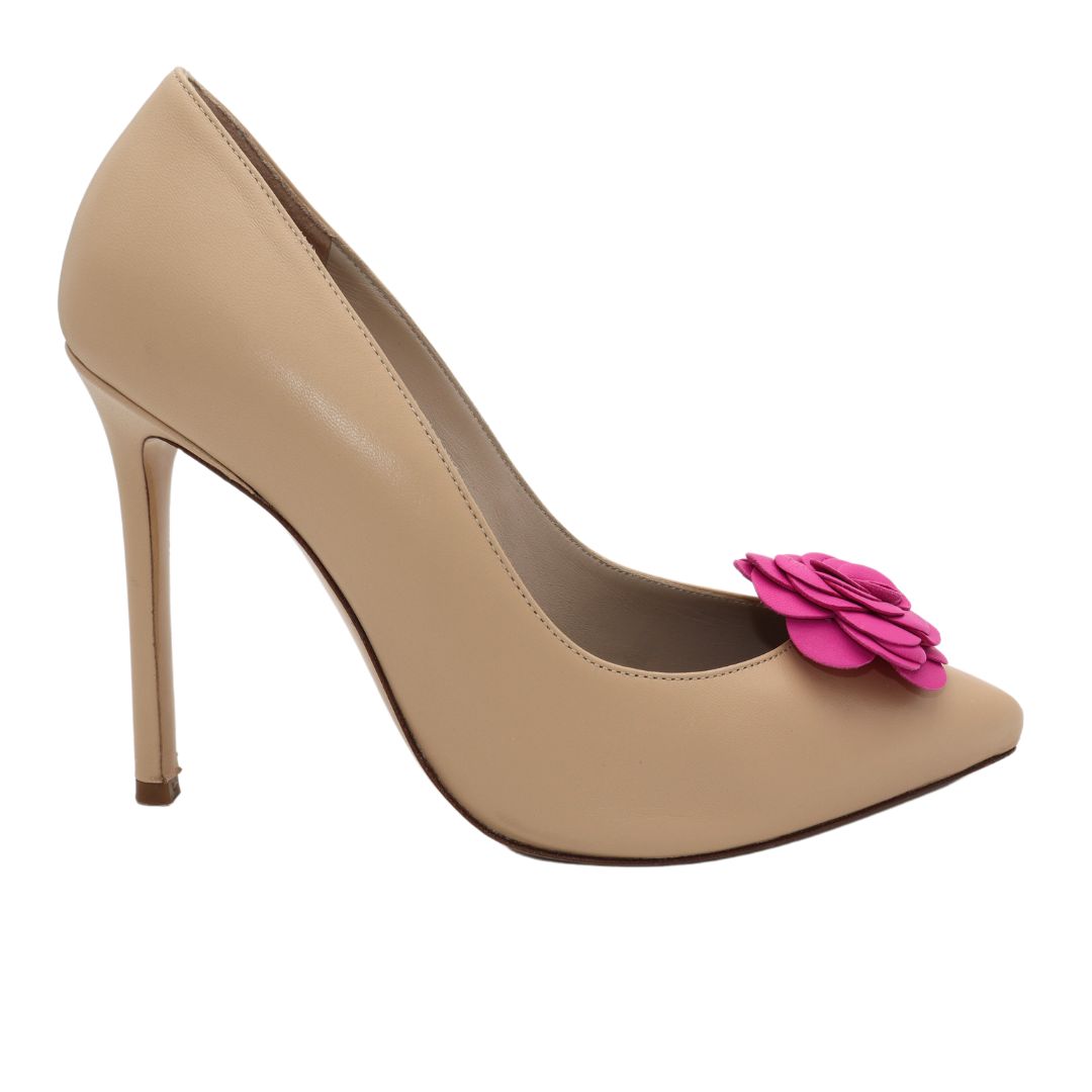 Gloriellas Schuhclip Punk Camelita Blütenform aus echtem pinken Leder und beige High Heels