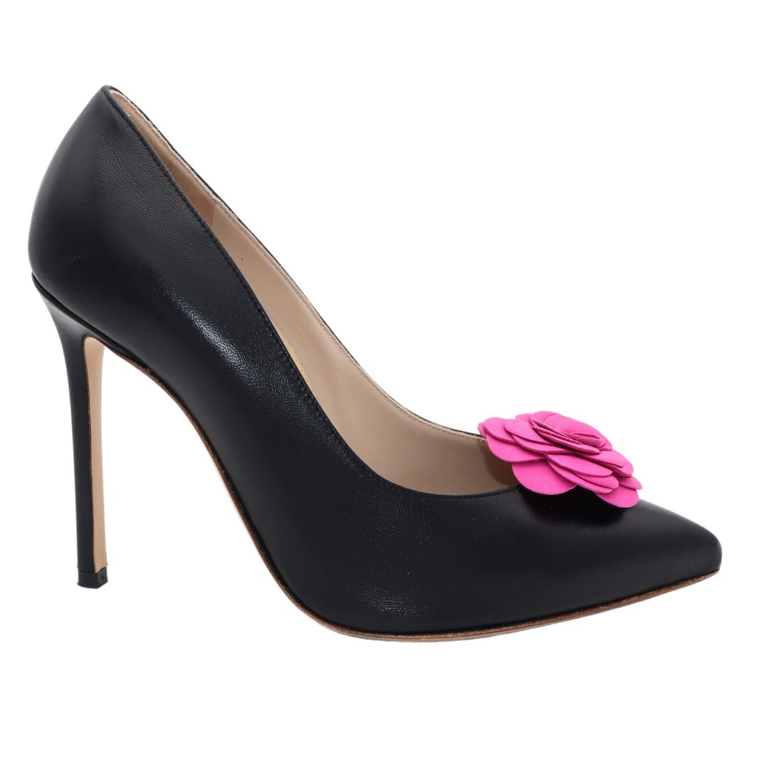 Gloriellas Schuhclip Pink Camelita Blütenform aus echtem pinken Leder und schwarze High Heels