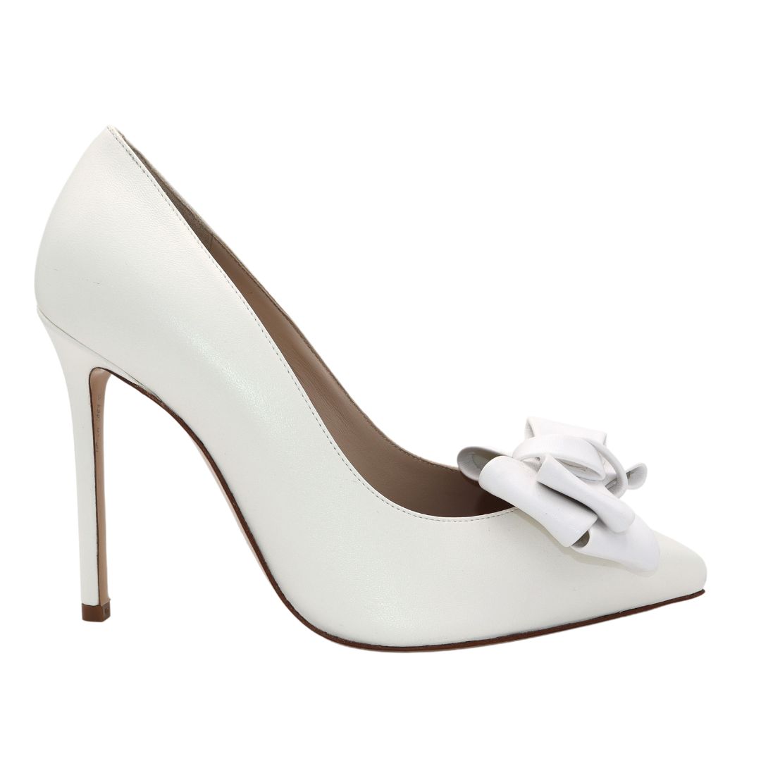 Gloriellas Schuhclip White Party weie Schleife aus veganem Leder mit weißen High Heels