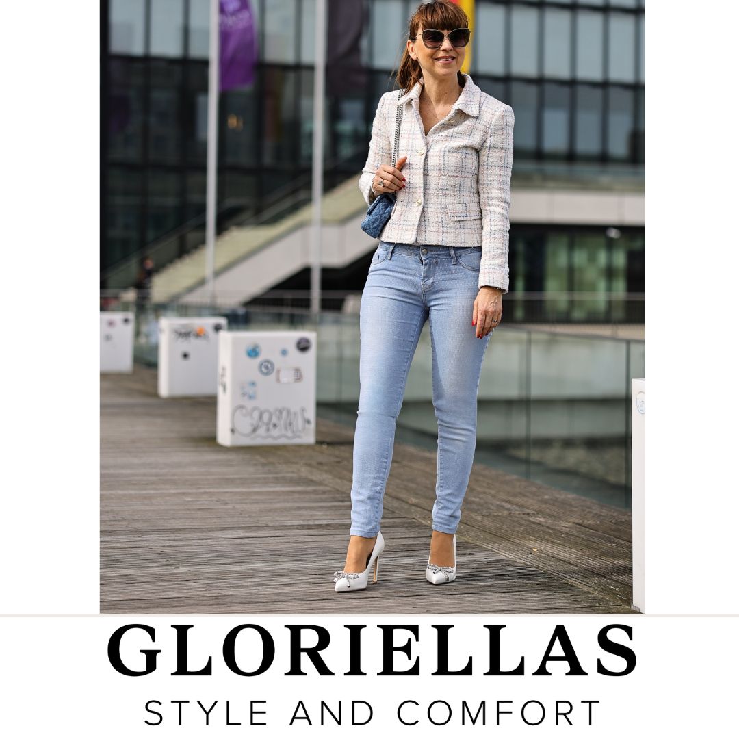 GLORIELLAS Schuhclip Crystal look glitzernde Schleifenapplikation aus Metall  mit weißen High Heels