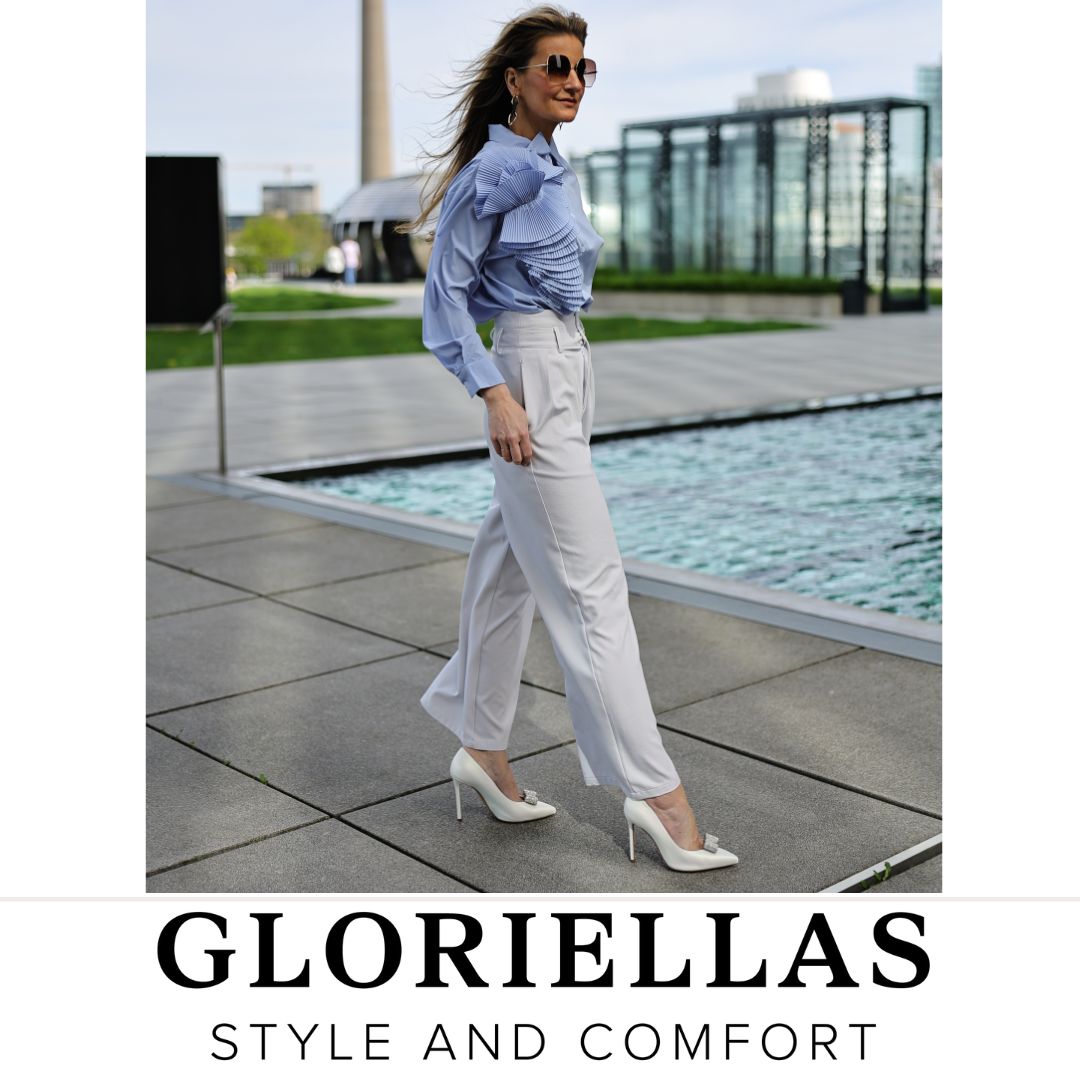 Gloriellas Schuhclips Glam Diva silberne Glitzerschleife Schuhaccessoire mit weißen Pumps und Business Outfit