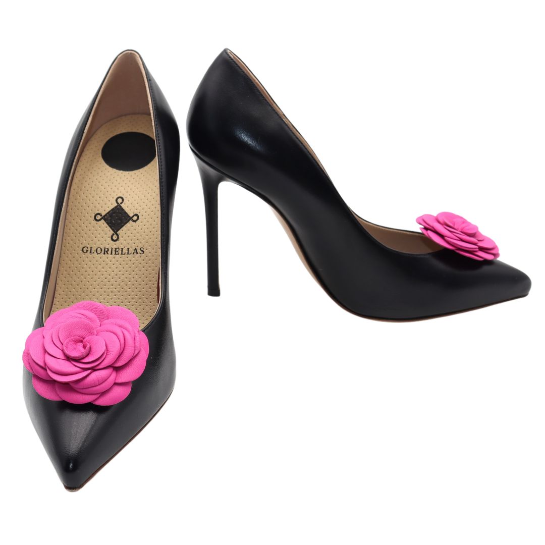 Gloriellas Schuhclip Pink Camelita Blütenform aus echtem pinken Leder und schwarze High Heels